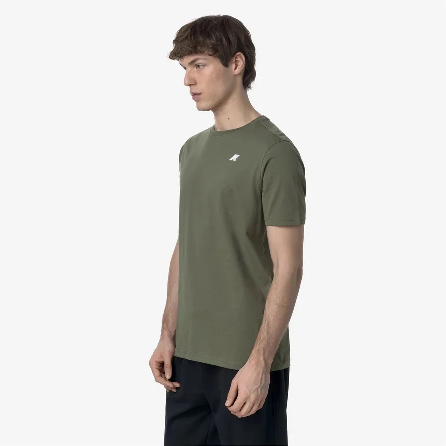 K-WAY ODOM ASCII CODE JERSEY
GREEN LICHEN Style: K3138LW – Color: V15
T-Shirt Casual in Cotone Uomo Verde Lichene con Stampa Grafica - immagine 3