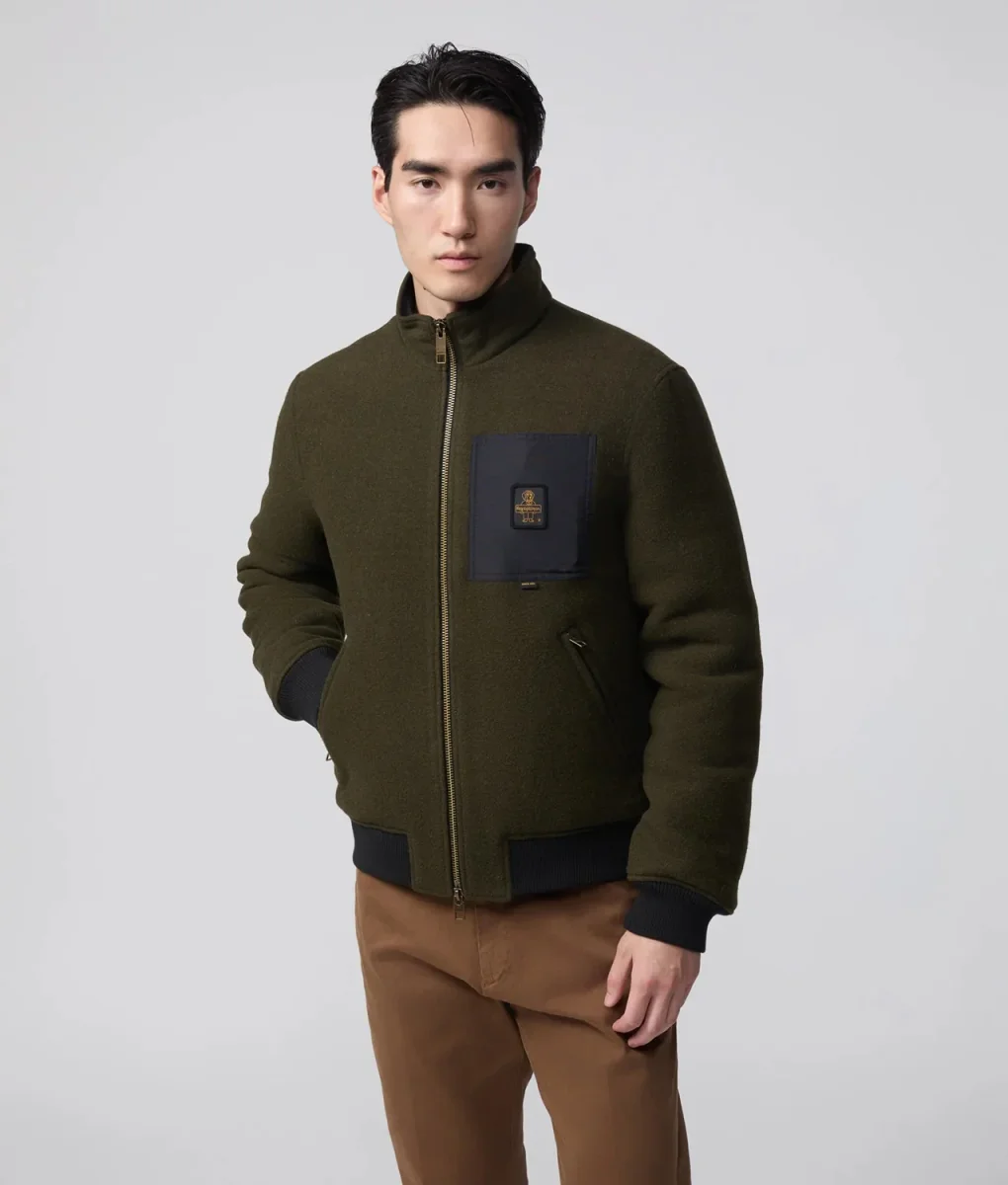 REFRIGIWEAR SOLARIS JACKET
bomber iconico di RefrigiWear® è realizzato in Tech Wool, un panno idrorepellente e performante, con un taschino applicato sul petto in contrasto in Original Oxford
L’imbottitura termica RefrigiWear® garantisce una protezione imbattibile contro il freddo. - immagine 2