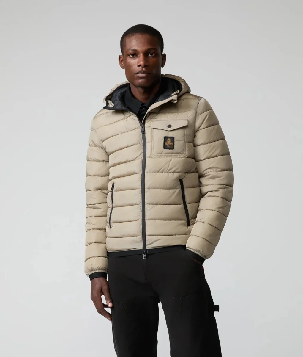 REFRIGIWEAR JOSH JACKET
Piumino invernale da Uomo. Un must-have per affrontare al meglio la stagione fredda. 100% nylon dal look iridescente. Imbottitura termica 100% animal-free che rende il capo caldo e piacevole da indossare. - immagine 2