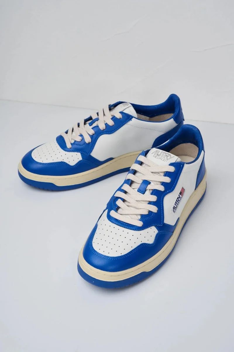 AUTRY AULM WB15
MEDALIST LOW SNEAKERS IN PELLE BIANCA E BLU ROYAL - immagine 4