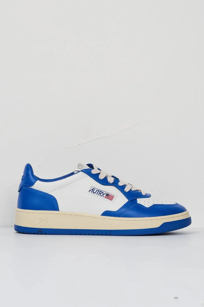 AUTRY AULM WB15
MEDALIST LOW SNEAKERS IN PELLE BIANCA E BLU ROYAL