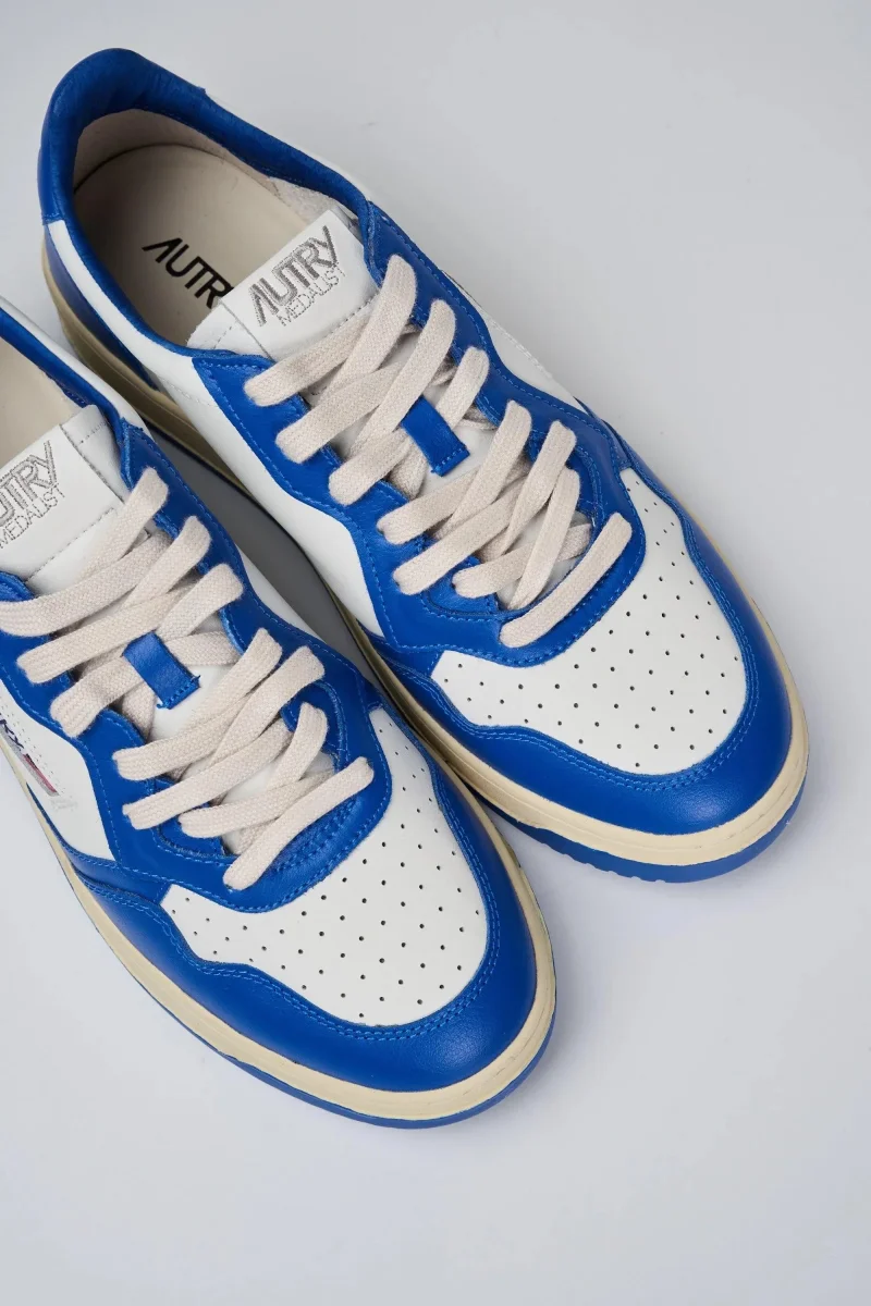 AUTRY AULM WB15
MEDALIST LOW SNEAKERS IN PELLE BIANCA E BLU ROYAL - immagine 5
