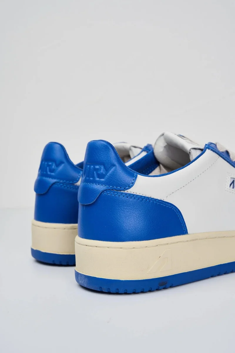 AUTRY AULM WB15
MEDALIST LOW SNEAKERS IN PELLE BIANCA E BLU ROYAL - immagine 6